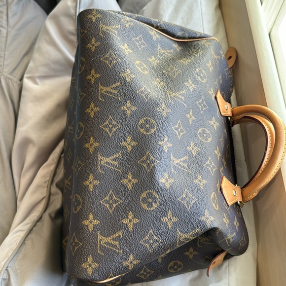 Louis Vuitton bag / Louis Vuitton hand bag / Louis Vuitton duffel bag / purse - Picture 9 of 14